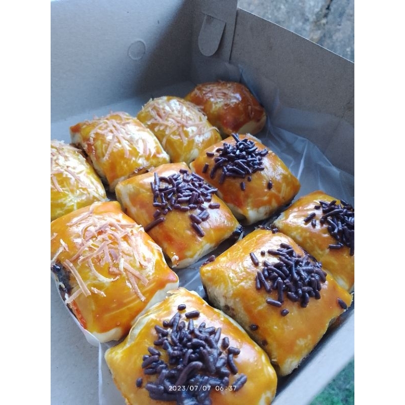 

Bolen pisang Mix isi 10pc//plus bubble