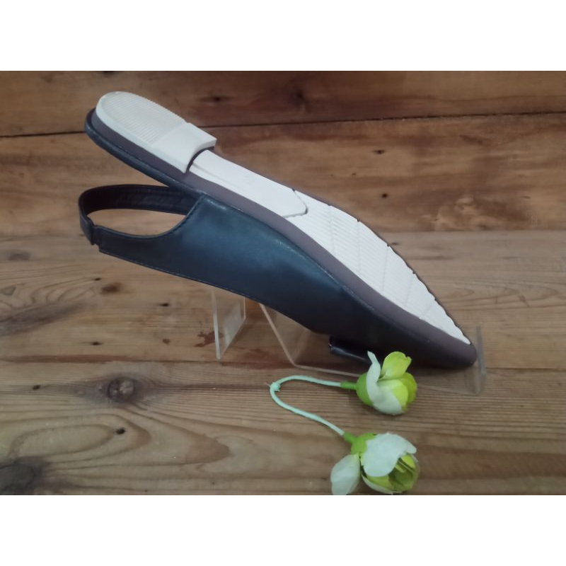 Sandal wanita Kyrana 828-111 Hitam