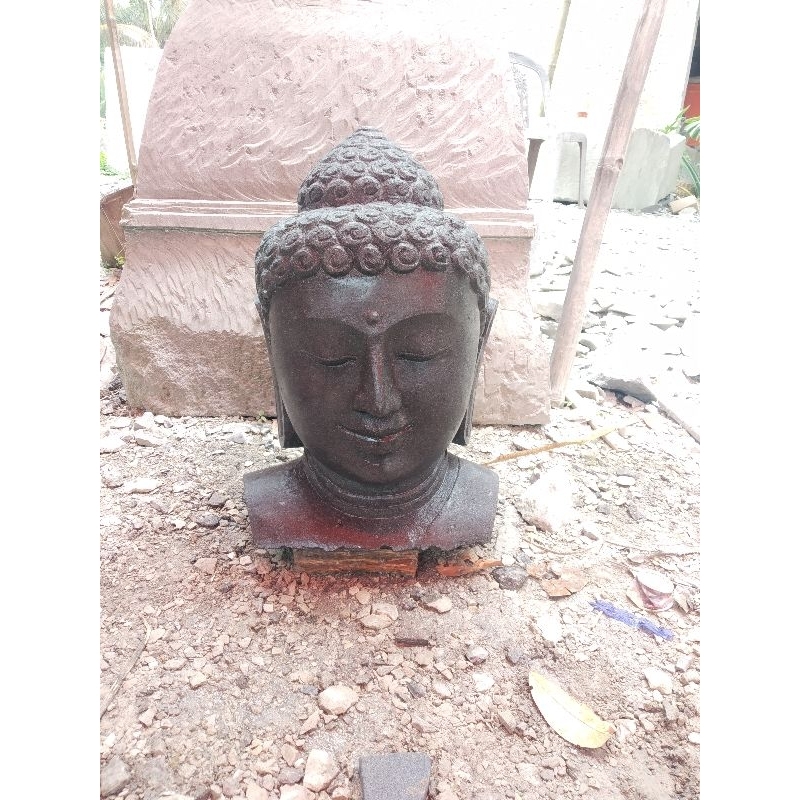 patung kepala Budha