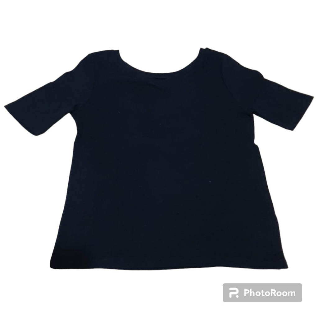 Kaos UNIQLO Warna Hitam Motif Garis-Garis