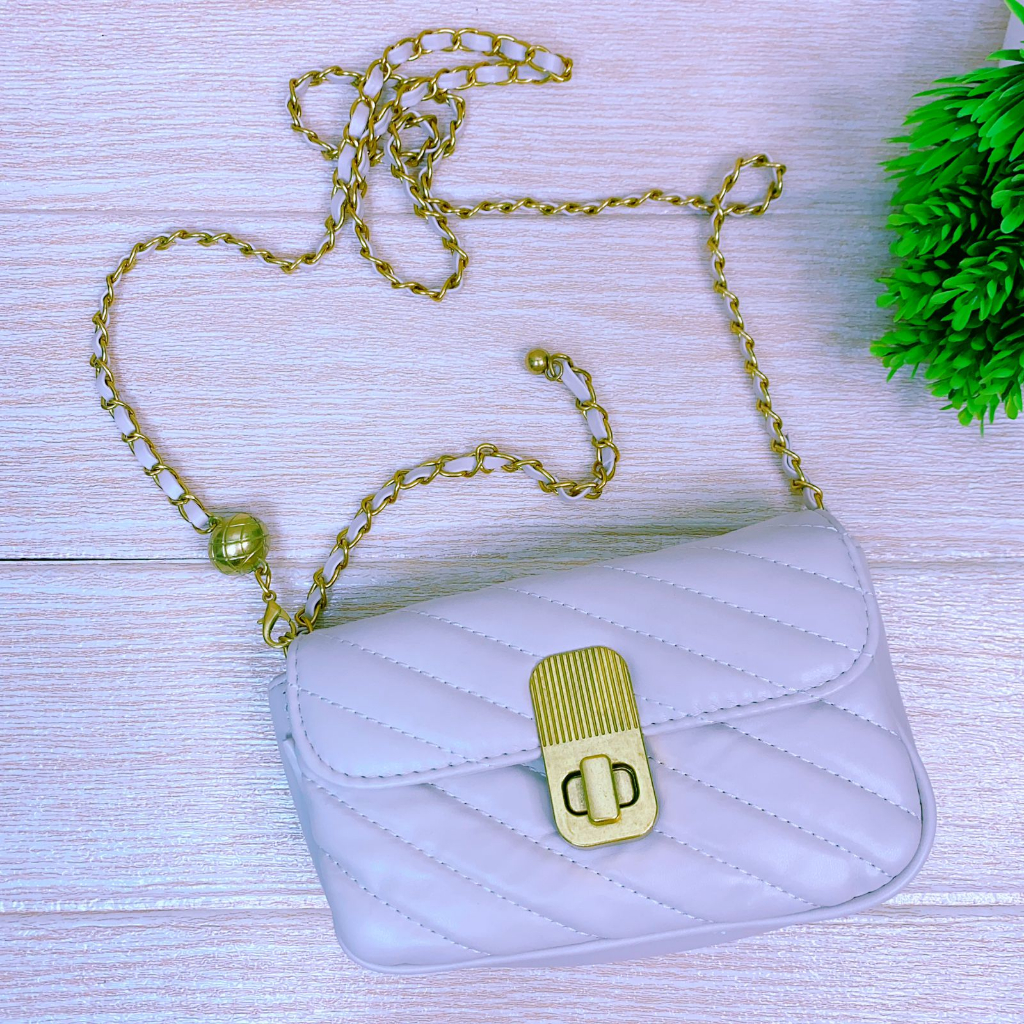 FABS BAG > TAS SLEMPANG ATAU SLING BAG CEWEK WARNA PUTIH DENGAN AKSESORIS CANTIK > COCOK UNTUK KONDA