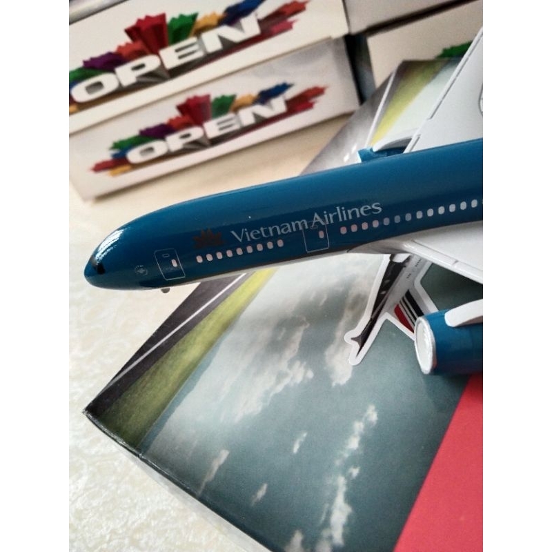 Miniatur Diecase pesawat Vietnam Airlines 20 cm Ada Roda