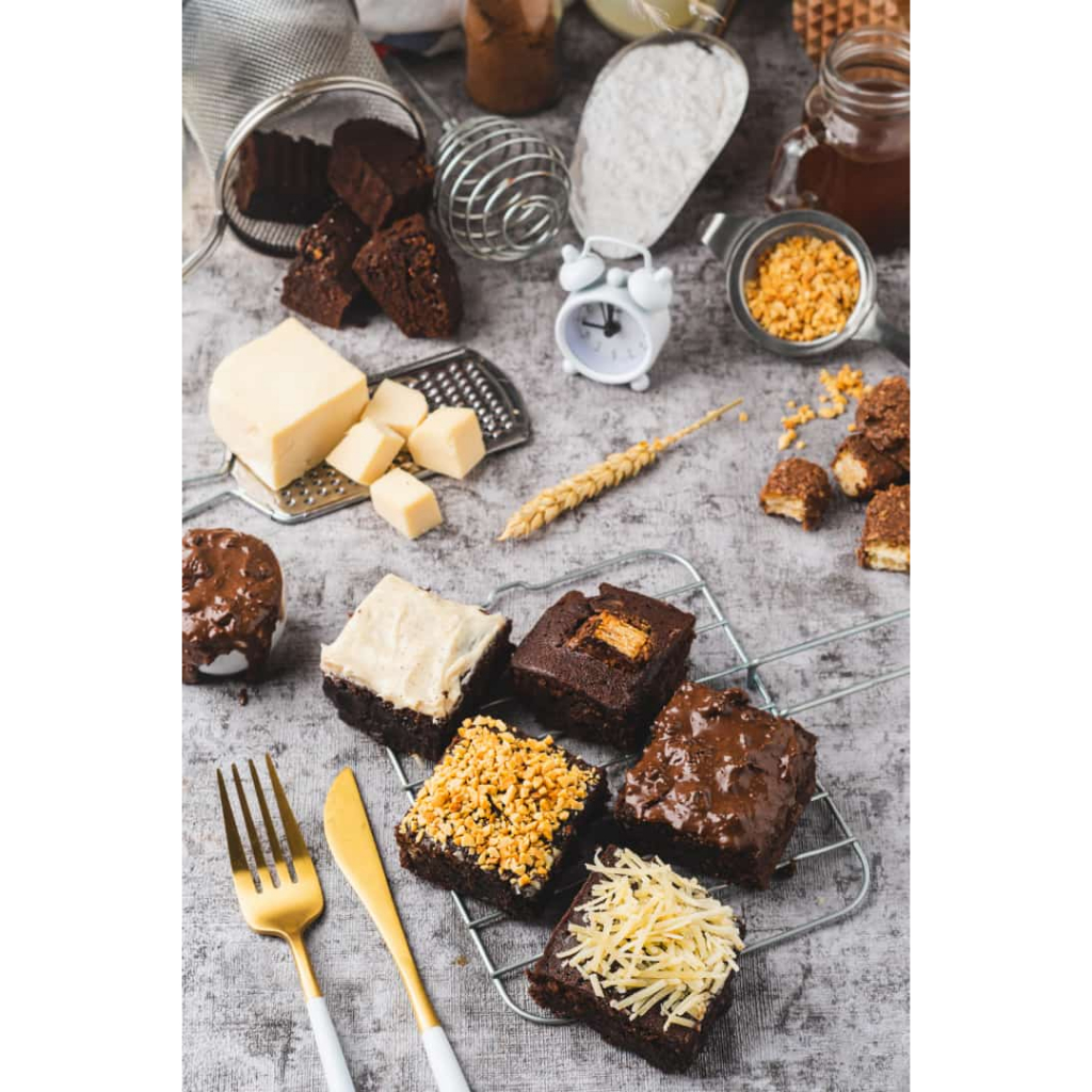 

Fudgy Brownies 2 sekat dengan Topping Almond dan Bengbeng