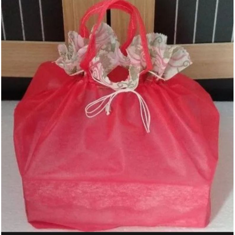 

Tas hajatan spunbond serut tipis 1 lusin isi 12pcs polos motif atas terlaris