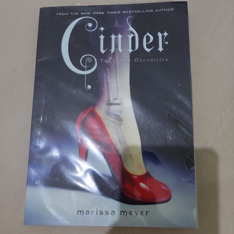 [Preloved] Buku Cerita Bahasa Inggris The Lunar Chronicles: "Cinder" - Marissa Meyer