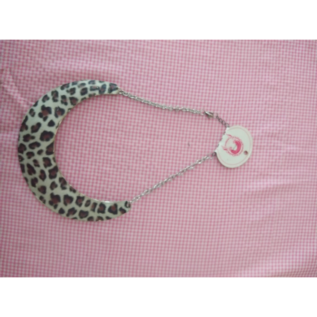 kalung bentuk bulan sabit