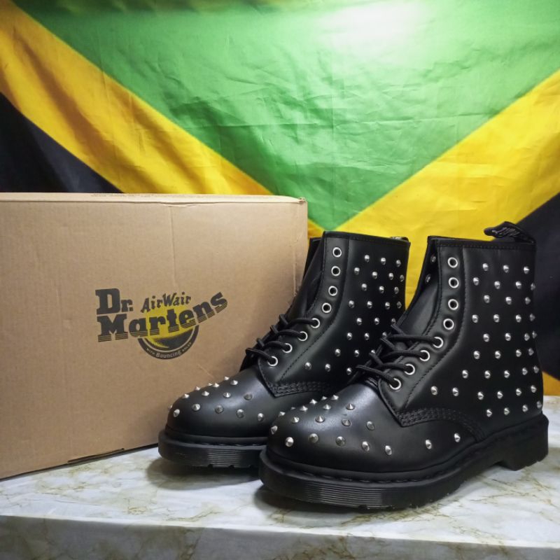 dr martens 1460 stud wanama