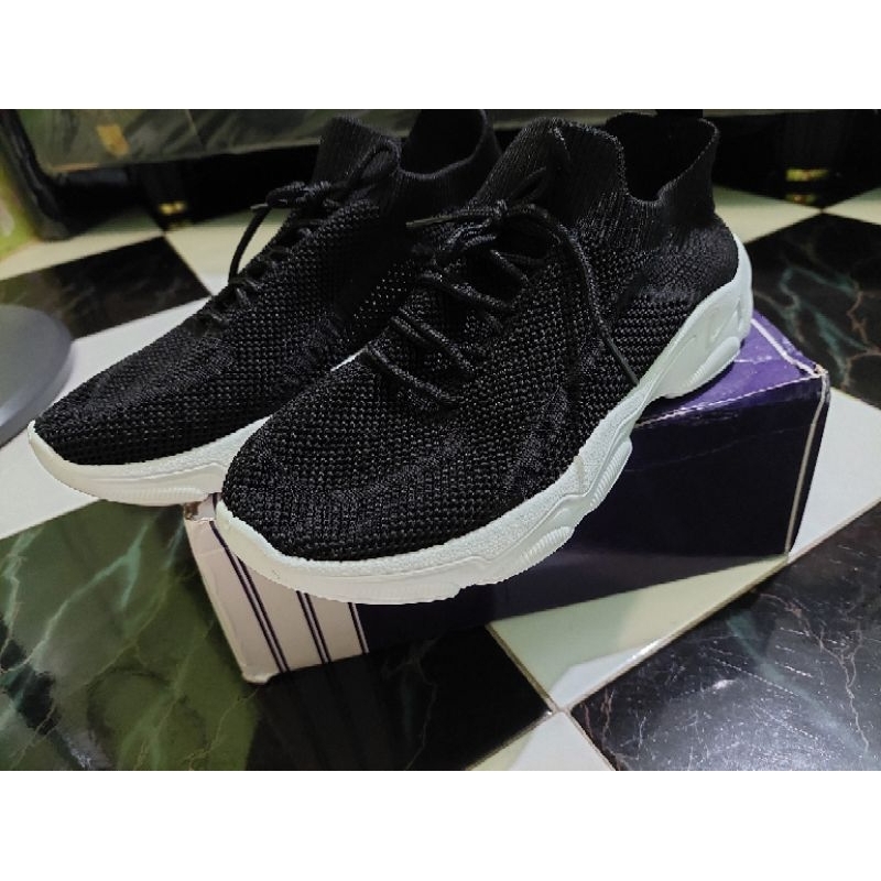 preloved sepatu sneakers wanita merk dr.kevin