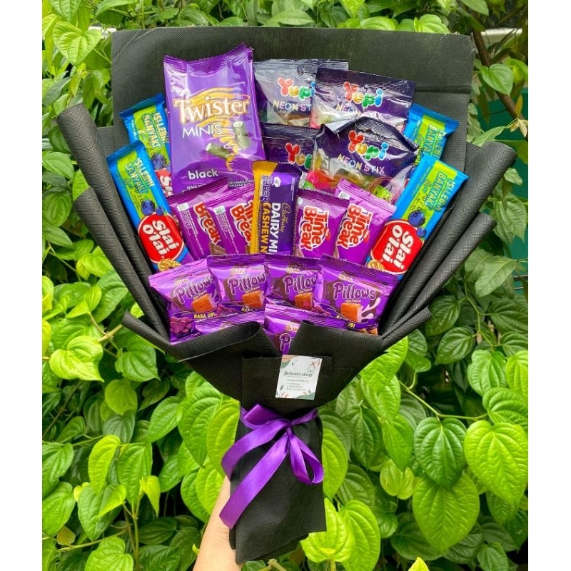 

BUKET SNACK SERBA UNGU TWISTER YUPI BESAR PREMIUM/ BUKET SNACK MEWAH / BUKET SNACK MENARIK / BUKET SNACK HADIAH WISUDA / HADIAH SIDANG / WEDDING / ANNIVERSARY / HADIAH PACAR / JAJANAN / BINGKISAN / SIDANG SKRIPSI /