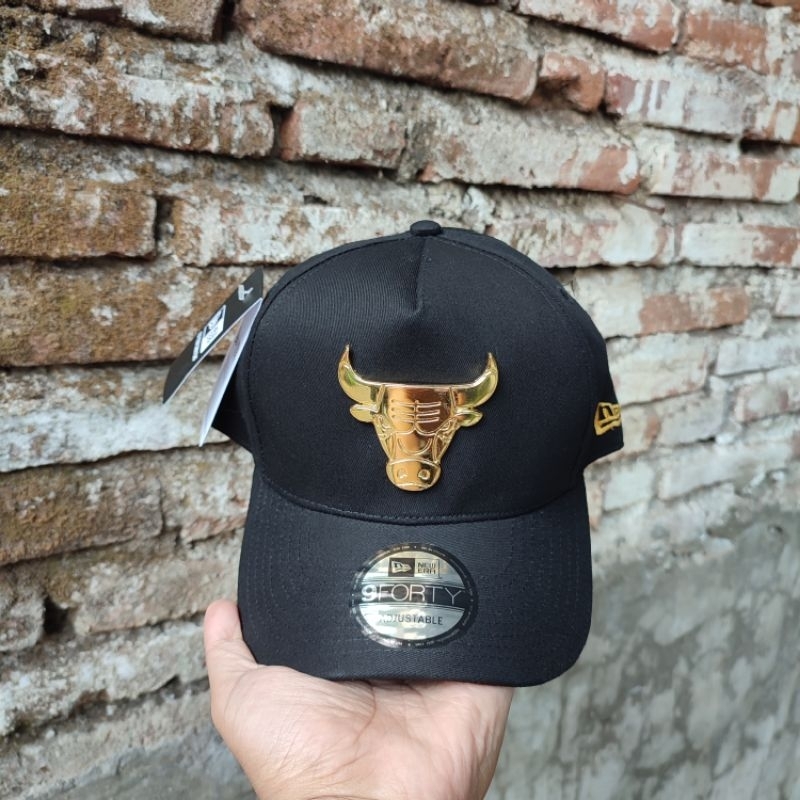 Topi Baseball Chicago Bulls Metal Logo Gold