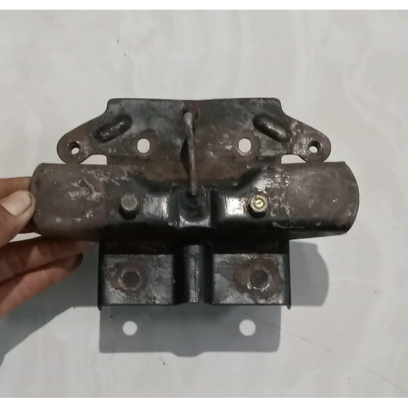 Pengkait cantolan kunci jok pangkon belakang jok YAMAHA V80 ROBOT V80SS SUPERDELUXE original second