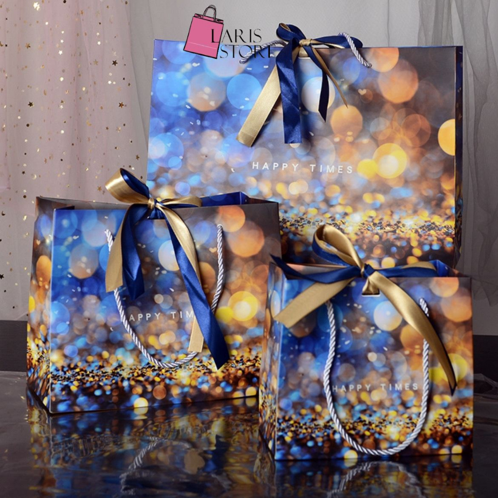 

PREMIUM PAPERBAG MOTIF BOLA BOLA FREE PITA MEWAH / GOODIE BAG / PAPERBAG TENTENG / KANTONG UNTUK HADIAH / KANTONG HAMPERS Biru Tua