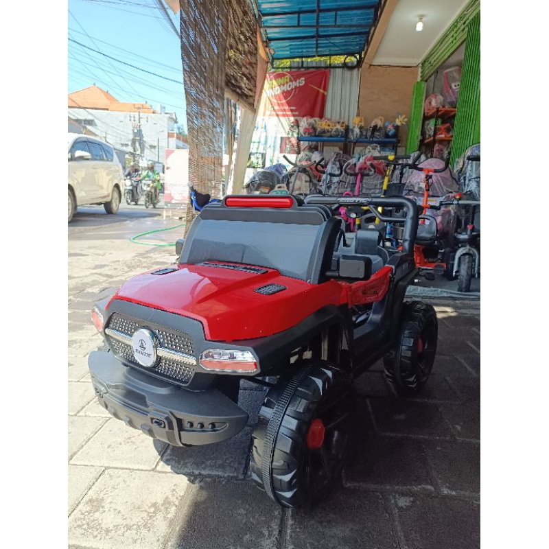 Mobil Aki Lander EJP 7723