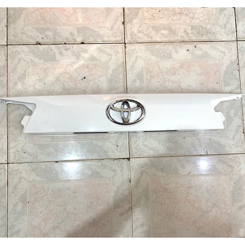 Trunk lid bagasi innova reborn putih trunk lid belakang innova reborn