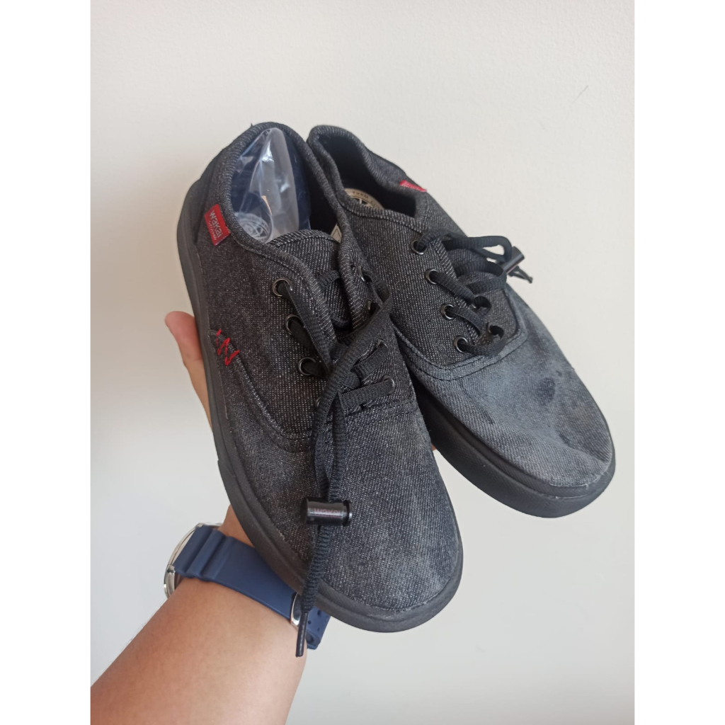 SEPATU WAKAI UWABAKI