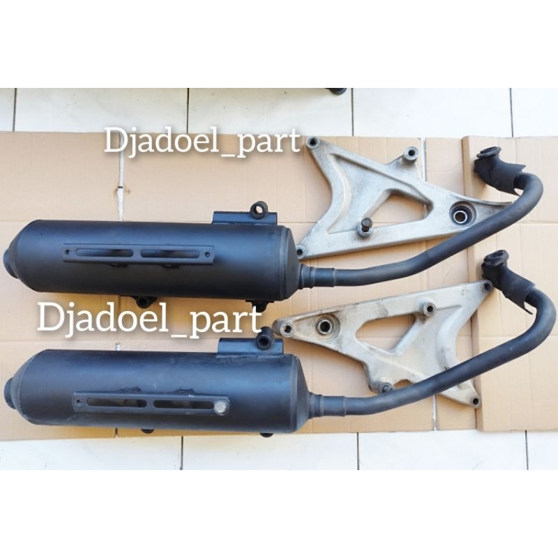 Knalpot set dudukan knalpot Arem arm Vario 125 150 LED K59 K60 Original
