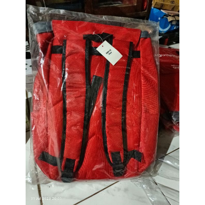 Tas warna merah