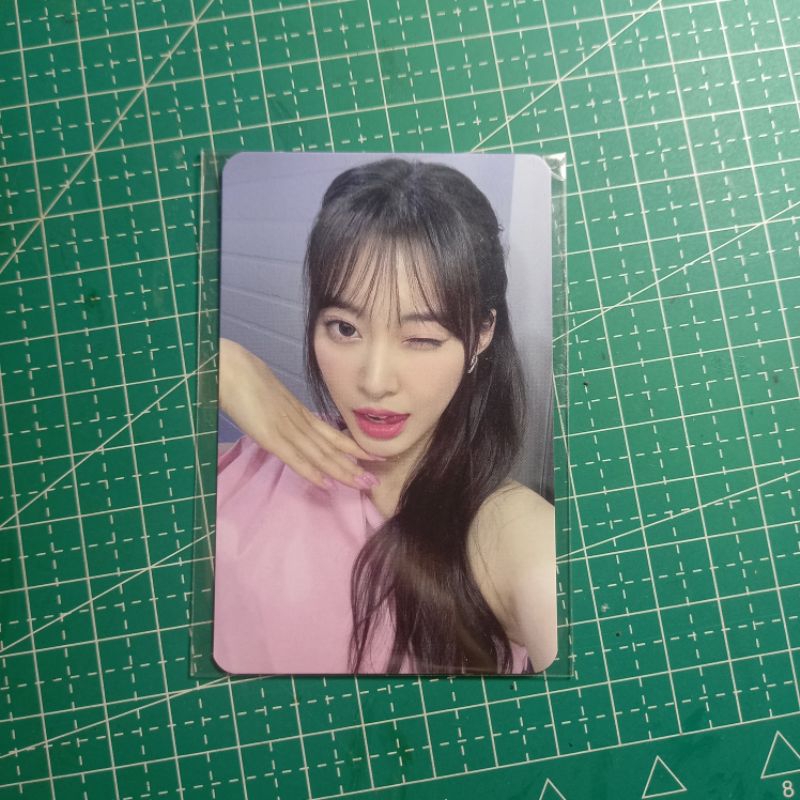 OFFICIAL ZOA WEEEKLY QUEENDOM PUZZLE RPC RANDOM PC PHOTOCARD
