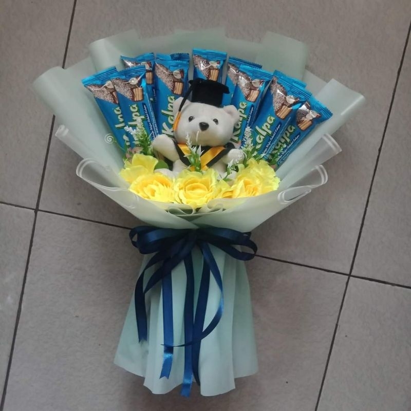 

BUKET SNACK KALPA + BONEKA WISUDA + BUNGA