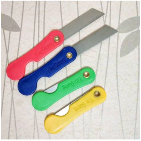 

Cutter Kecil/ Pemes/ Silet / Pisau Lipat Mini / Pemes Renteng Kecil / Silet Cutter Lipet Renceng