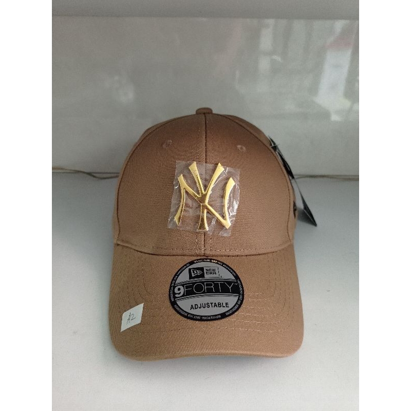 Topi Pria New Era logo plat metal emas Limited ori store