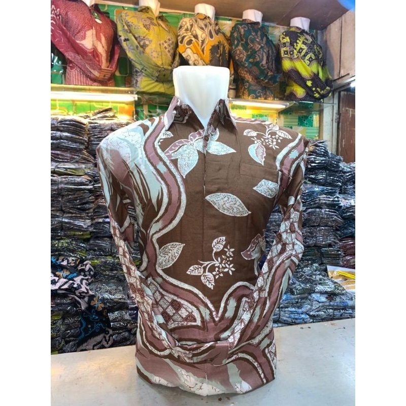 Batik pria warna coklat susu berfuring