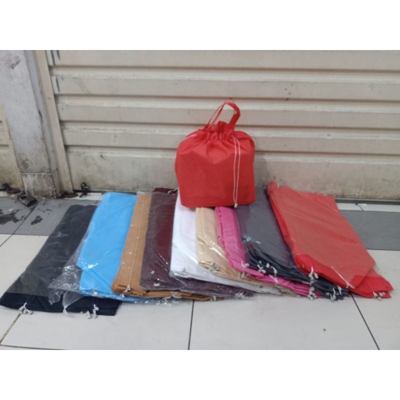 

(nasi box 22)Tas serut polos tebal isi 12pcs terlaris dan termurah(nasi box 22)