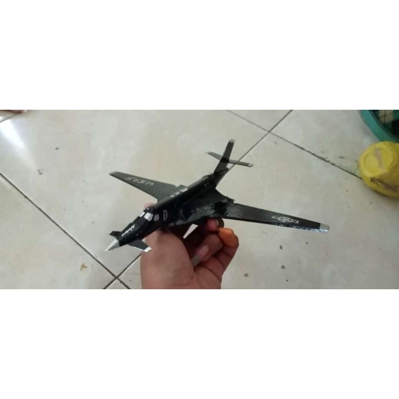 miniatur pesawat bomber b-1 Lancer