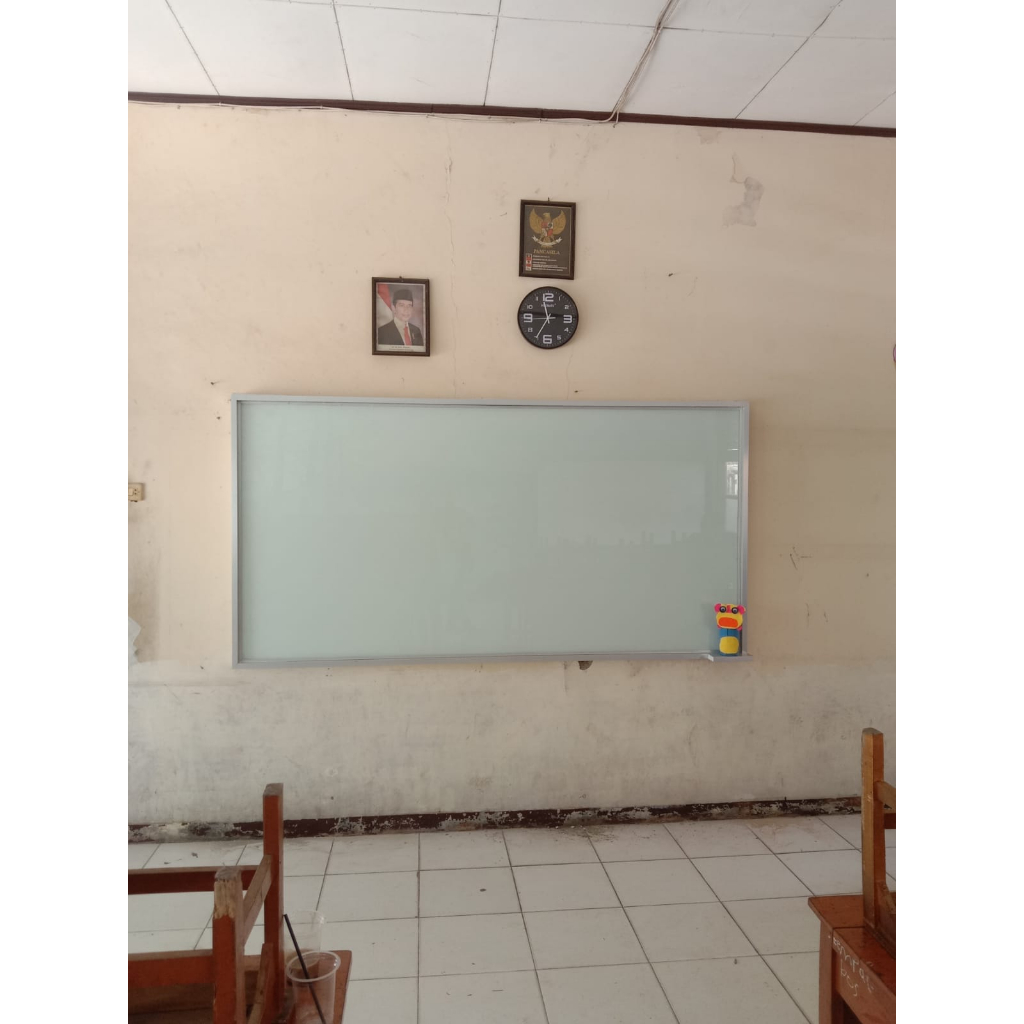 

Papan Tulis Uk 120x200 Kaca WhiteBoard 5mm + Frame Hollo Putih