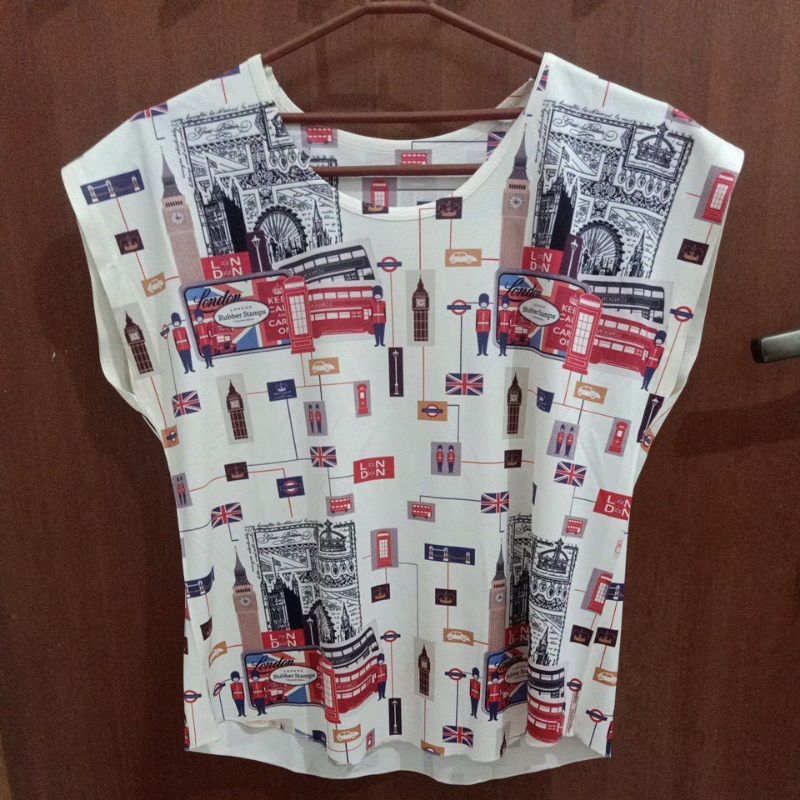 Preloved Kaos Wanita Top Motif London