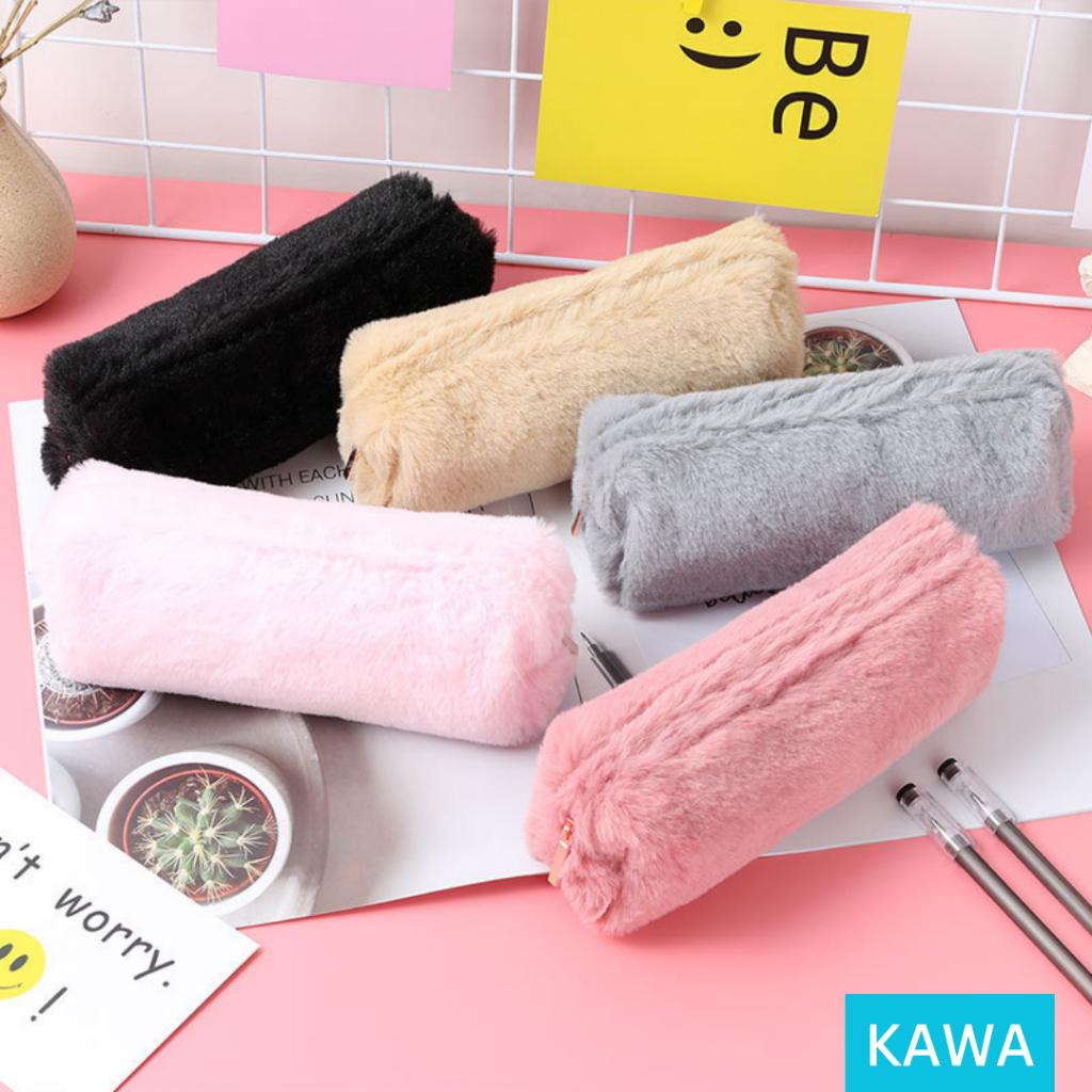 

KAWA Kotak Pensil Motif Bulu Warna Soft Pastel Fuzzy Lucu Pastel Estetik Kapasitas Besar Tempat Make Up Aesthetic Model Korea