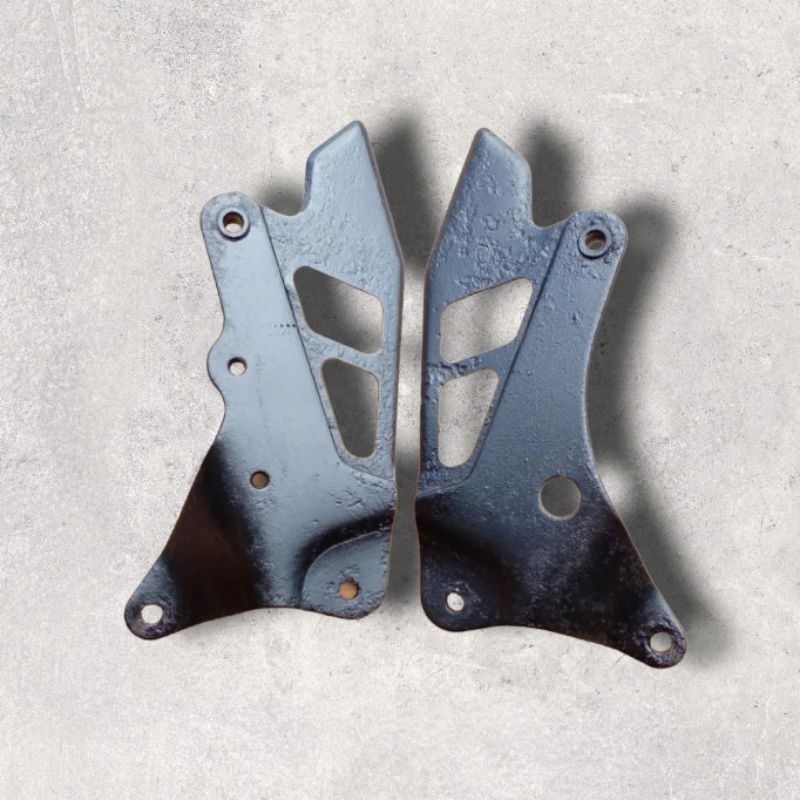 dudukan footstep belakang motor Suzuki crystal original