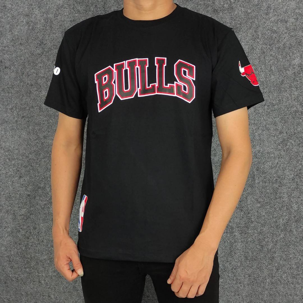 KAOS BULLS BY MITCHELL &amp; NESS - FONT MIRROR KAOS DISTRO PRIA BRANDED LENGAN PENDEK