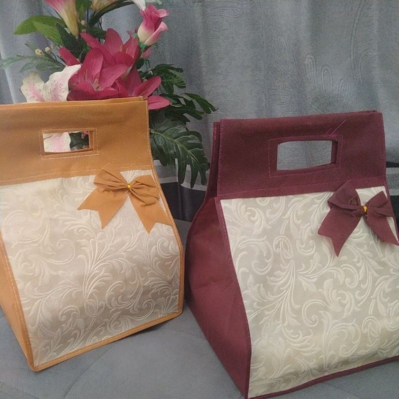 

(1 lusin =12 psc)tas hajatan bambu embos kombinasi 75 GSM harga lusinan