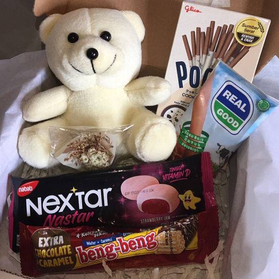 

[READY] HAMPERS BONEKA DAN SNACKS/ SNACK BOX/ GIFTBOX SNACKS/ KADO ULANG TAHUN/ KADO WISUDA/ KADO KADO ANNIVERSARY/ KADO CEWEK/ KADO COWOK