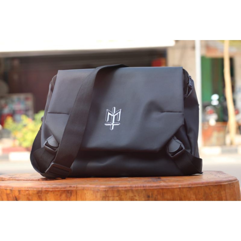 MATERNAL DISASTER,TAS SELEMPANG PRIA WANITA,TAS SELEMPANG MATERNAL,SLIN BAG.