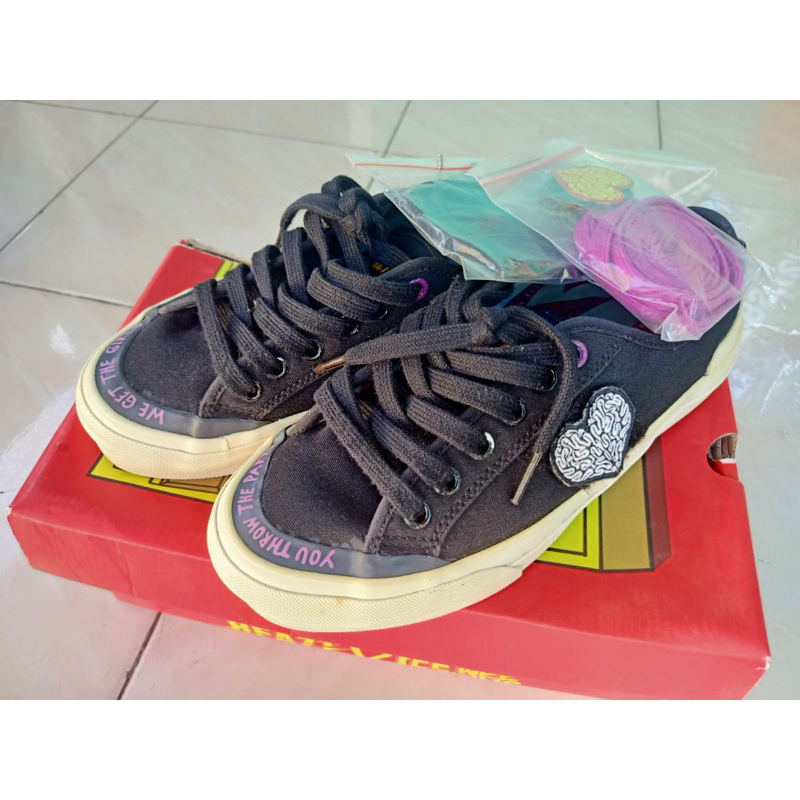 SEPATU HULLABALOO BEAZT X PEE WEE GASKINS