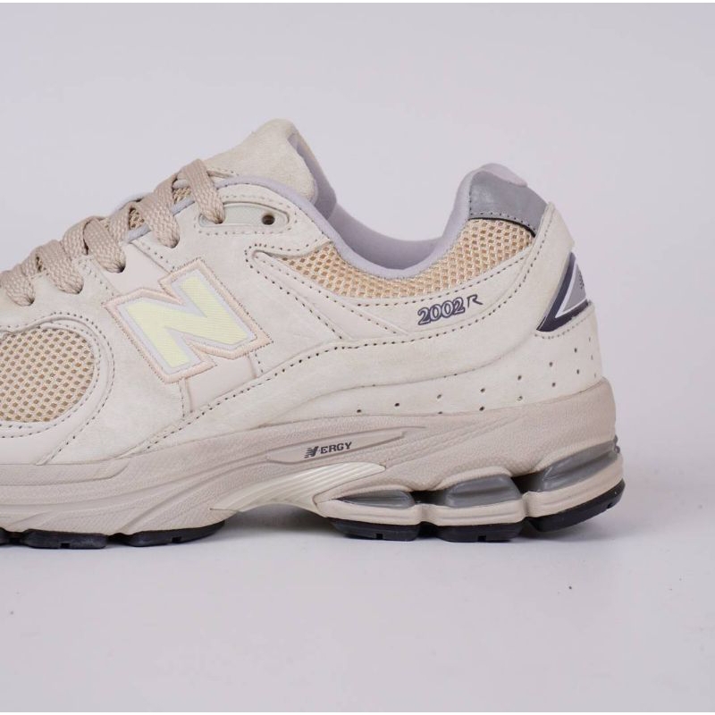 Sepatu NB 2002R Aluminium Beige