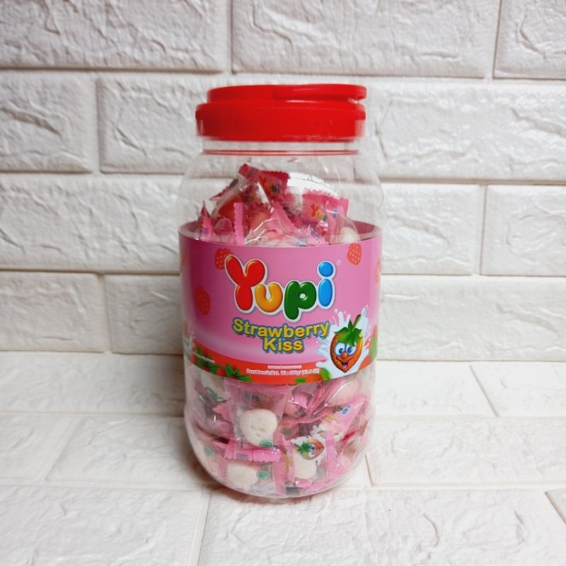 

Yupi Toples/Yupi Strawberry Kiss Jar/Permen Yupi Rasa Strawberry/Permen Lebaran/