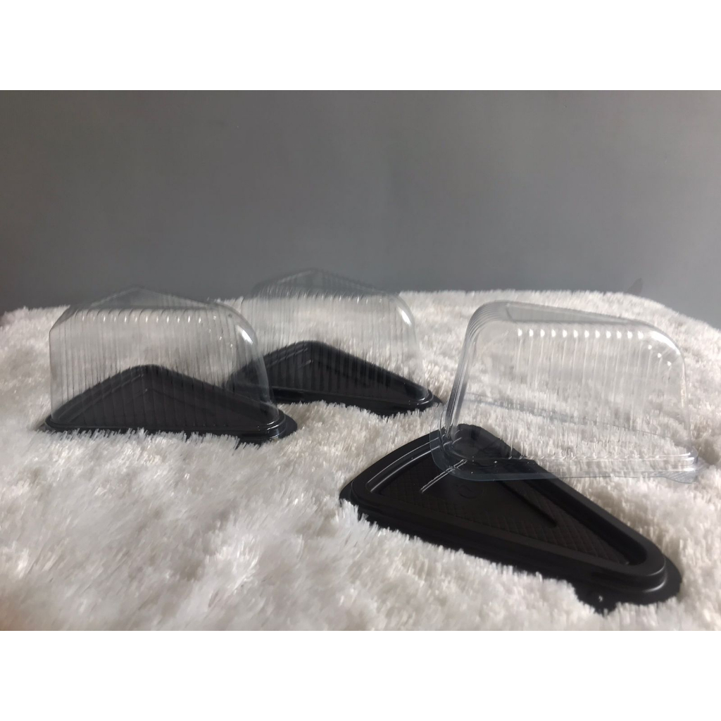 MIKA CAKE TRAY SEGITIGA UK. 7,5 CM X 8 CM X 12 CM isi 10pcs