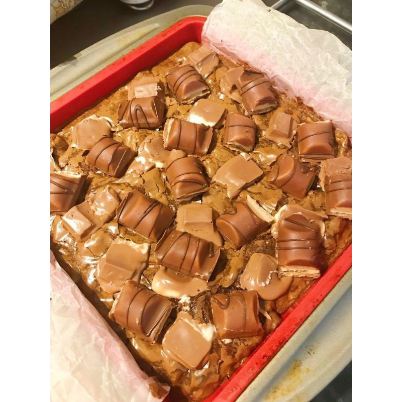 

Brownies kinder bueno premium/brownies panggang 20*20/hampers lebaran