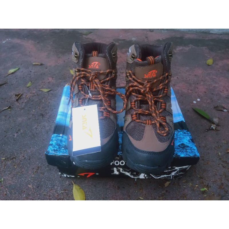 Sepatu Gunung SNTA 500