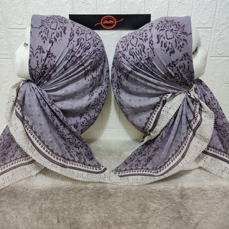 HIJAB SEGI EMPAT VOAL MOTIF ANGGREK UNGU MUDA