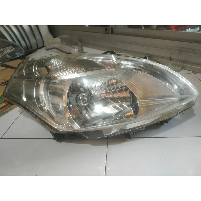 lampu depan ertiga kanan