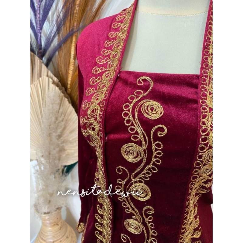 Kebaya Bordir Zirconia, Model Kutubaru - Warna Maroon