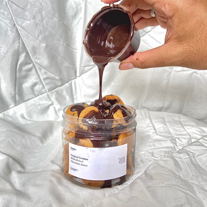 

Melted Original Cookies with Premium Chocolate Sauce