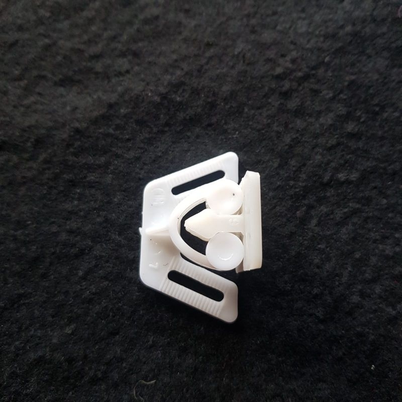 Jepit Udang Capit Udang Jepitan Udang pintu lemari cabinet Plastik - Putih