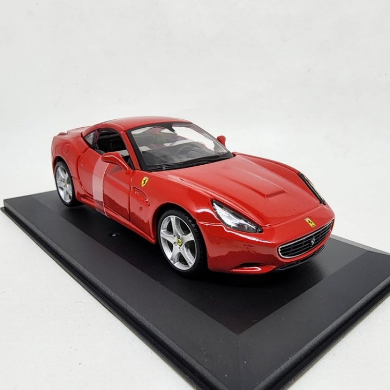 Burago Ferrari California skala 1:32