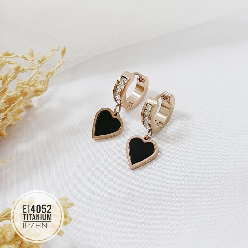 Anting Titanium jepit love hitam E14052