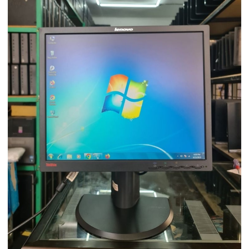 LCD HP 19IN KOTAK SQUARE MODEL BISA PUTAR KONDISI LIKE NEW GARANSI 1 BULAN LENGKAP KABEL POWER DAN DVI